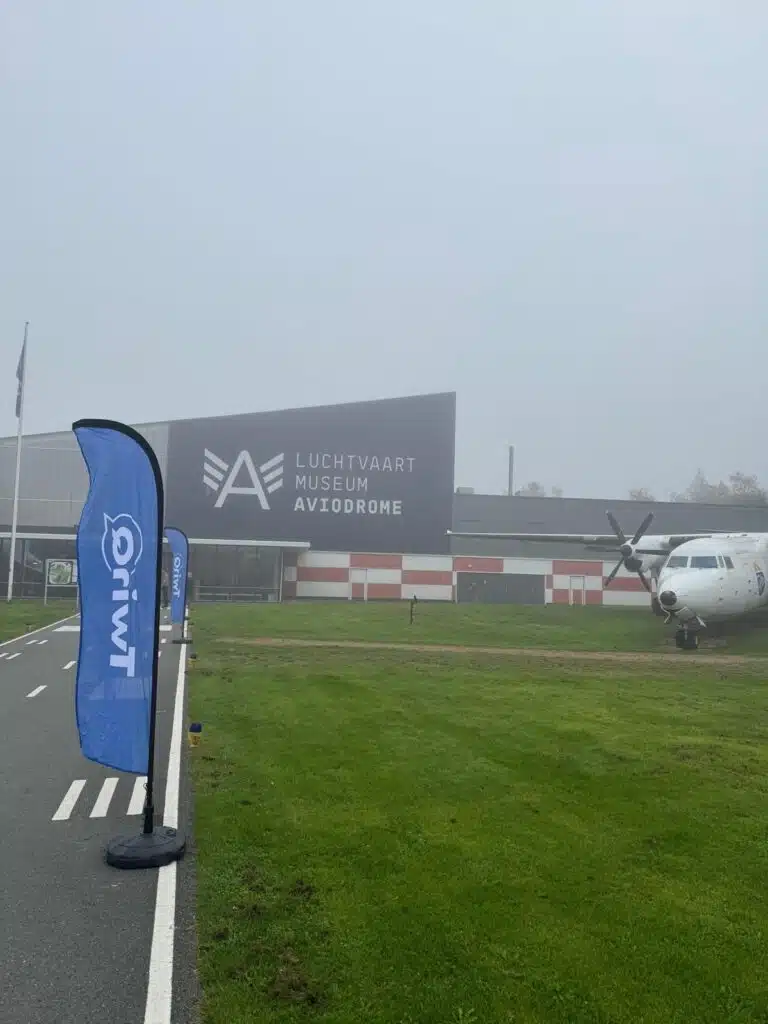 Mistig Aviodrome in Lelystad met TwinQ-vlaggen tijdens TwinQ Connect 2026