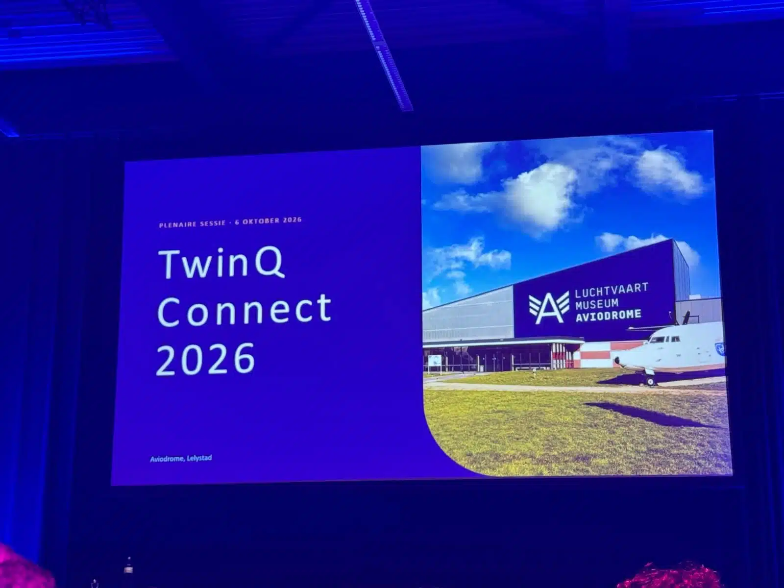 Presentatiescherm met TwinQ Connect 2026 in het Aviodrome